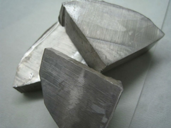 Натрий является серебристым мягким металлом (фото Wikimedia Commons). 